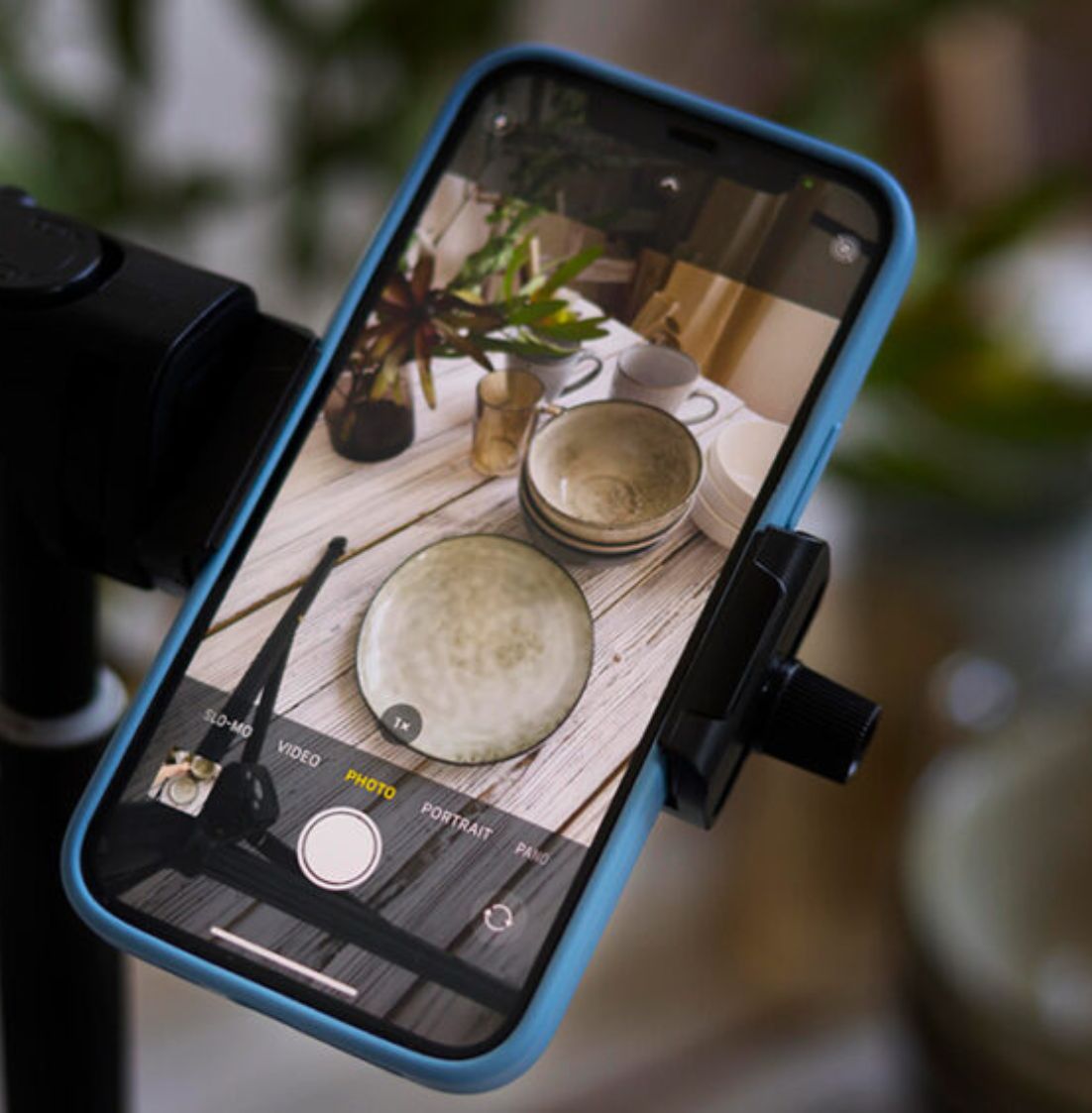 Close-up of a participant using a smartphone to capture a creative photo during the Mobile Phone Photography workshop, guided by a professional photographer at a DBD HUB lifestyle event.